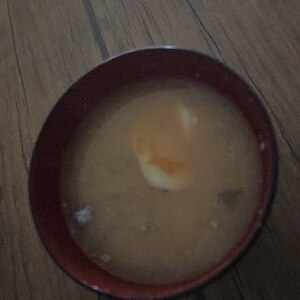 里芋とわかめの味噌汁